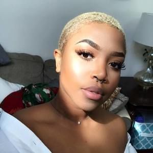 Meet your Posher, Leanna